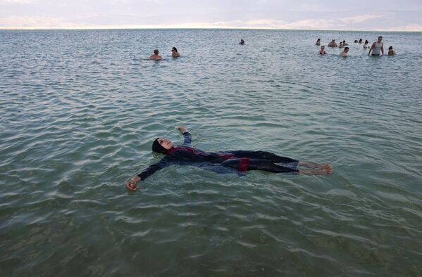 أشخاص يسبحون في منتجع نيفيه زوهار الإسرائيلي في الجزء الجنوبي من البحر الميت، 24 سبتمبر 2021 - سبوتنيك عربي
