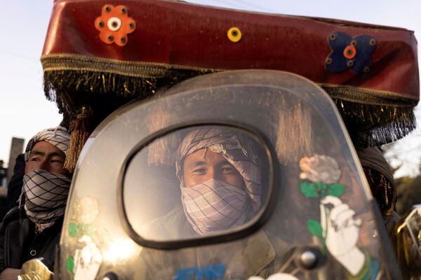رجل يركب عربة يد في كابول، أفغانستان 22 أكتوبر 2021. - سبوتنيك عربي