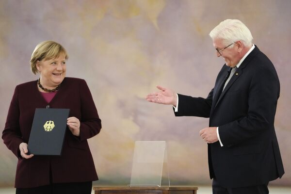 المستشارة الألمانية أنجيلا ميركل تتسلم شهادة استقالة من الرئيس الألماني فرانك فالتر شتاينماير، 26 أكتوبر 2021 - سبوتنيك عربي