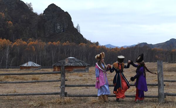 نماذج من مسرح خاكاسيا الوطني للأزياء ألتير على أراضي محمية كازانوفكا الطبيعية بالقرب من قرية كازانوفكا في منطقة أسكيزسك في بجمهورية خاكاسيا، 14 أكتوبر 2021 - سبوتنيك عربي