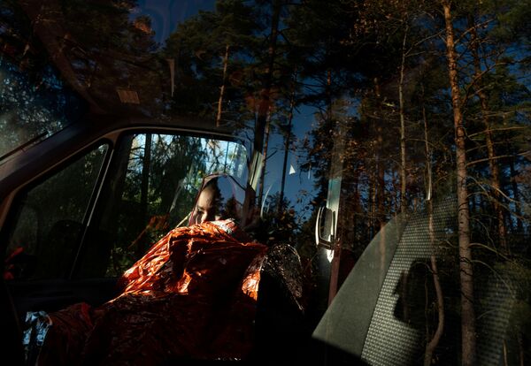 مهاجرة من الصومال تجلس في سيارة إسعاف أثناء عبورها الحدود البيلاروسية البولندية في سيميانوكا، بولندا في 25 أكتوبر 2021. - سبوتنيك عربي