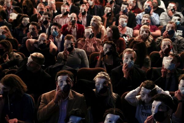 يرتدي أفراد الجمهور أقنعة شخصية فانتوم للاحتفال بعودة مسرحية فانتوم أوف ذا أوبرا (شبح الأوبرا) إلى برودواي، في مسرح ماجستيك في مدينة نيويورك، نيويورك، الولايات المتحدة، 22 أكتوبر 2021. - سبوتنيك عربي