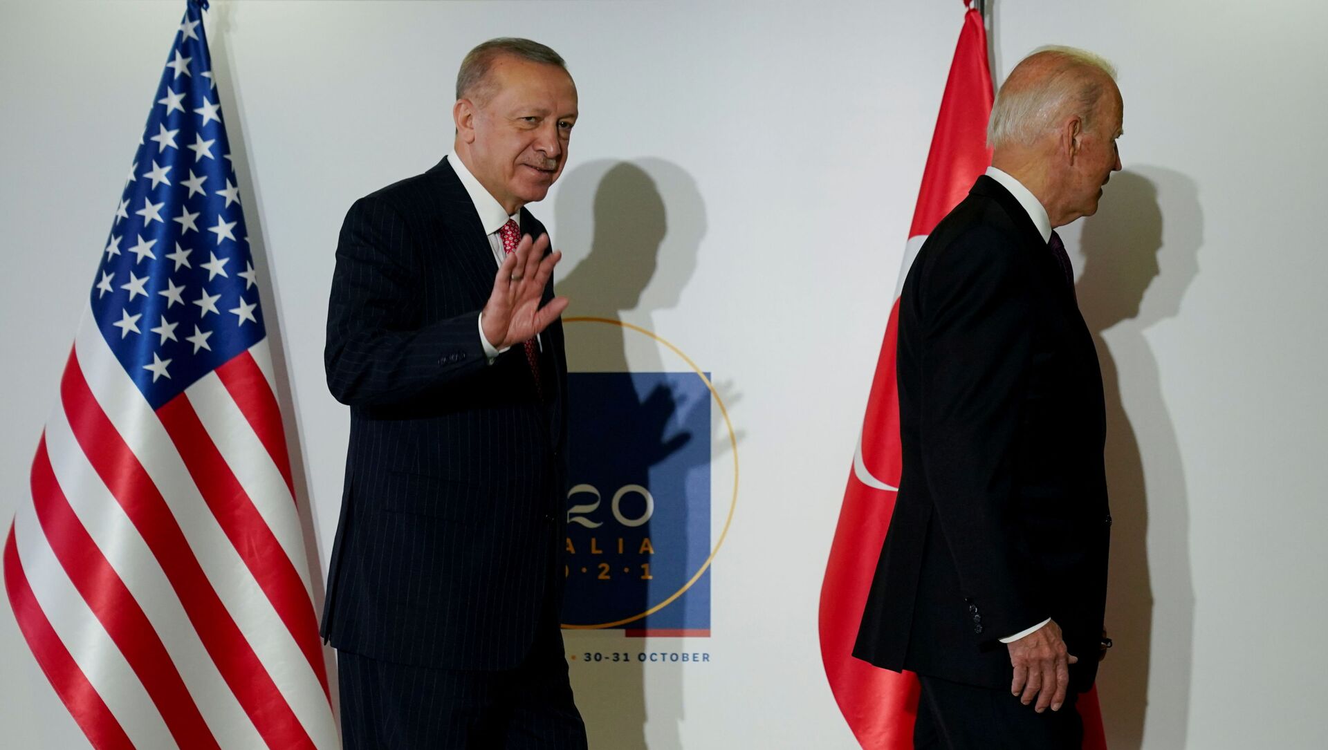 الرئيس التركي، رجب طيب أردوغان، مع الرئيس الأمريكي، جو بايدن، في قمة العشرين، إيطاليا، 31 أكتوبر/ تشرين الأول 2021 - سبوتنيك عربي, 1920, 31.10.2021