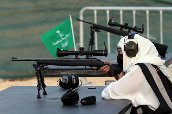 مدربة الأسلحة النارية السعودية، منى الخريص، في ميدان الرماية Top-Gun في الرياض، المملكة العربية السعودية، 28 أكتوبر 2021 - سبوتنيك عربي