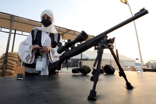 مدربة الأسلحة النارية السعودية، منى الخريص، في ميدان الرماية Top-Gun في الرياض، المملكة العربية السعودية، 28 أكتوبر 2021 - سبوتنيك عربي