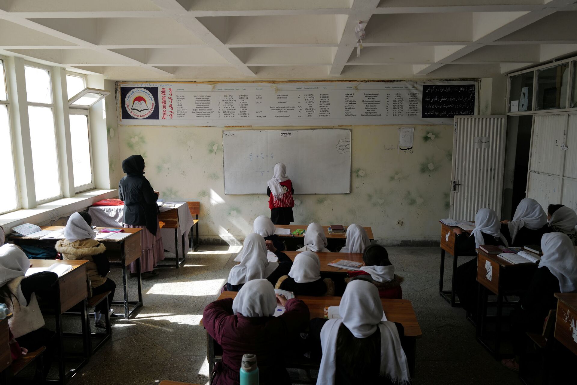 هادية، 10 سنوات، طالبة في الصف الرابع الابتدائي تحضر فصلًا في كابول، أفغانستان، 26 أكتوبر 2021. - سبوتنيك عربي, 1920, 23.11.2021