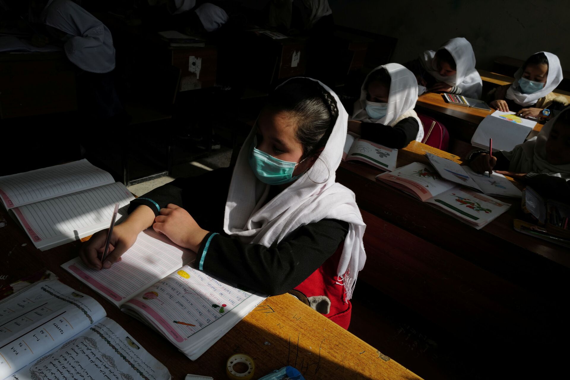هادية، 10 سنوات، طالبة في الصف الرابع الابتدائي تحضر فصلًا في كابول، أفغانستان، 25 أكتوبر 2021 - سبوتنيك عربي, 1920, 23.11.2021