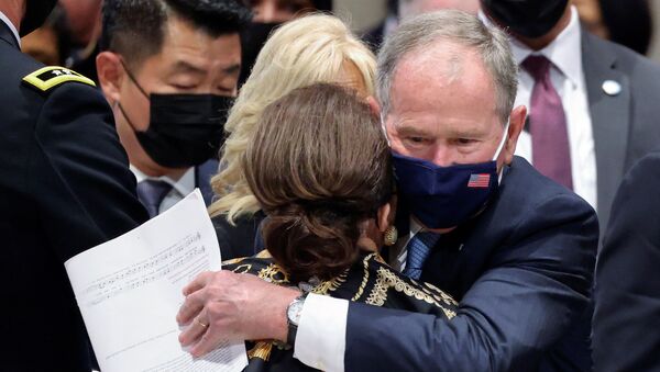 الرئيس الأمريكي الأسبق، جورج دابليو بوش، يحتضن زوجة وزير الخارجية الأمريكي الأسبق، كولن باول، في جنازته، واشنطن، أمريكا، 5 نوفمبر/ تشرين الثاني 2021 - سبوتنيك عربي