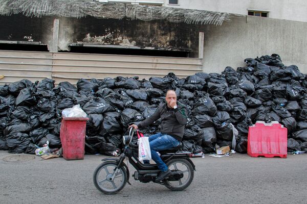 القمامة متراكمة في مدينة صفاقس، تونس 6 نوفمبر 2021
أطلق السكان والمنظمات غير الحكومية في 6 نوفمبر صرخة إنذار في وجه ما وصفوه بـ فشل إدارة النفايات في مدينة صفاقس جنوب شرق تونس. ​تتراكم جبال أكياس القمامة، ذات الرائحة الكريهة والمغطاة بالذباب، في مناطق مختلفة من المدينة لأكثر من 40 يومًا، بما في ذلك بالقرب من المستشفيات والمتاجر والمدارس - سبوتنيك عربي
