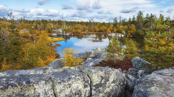 بحيرة في منطقة جبل فوتوفارا (Воттоваара) الغامض في جمهورية كاريليا شمال روسيا خلال الخريف الذهبي - سبوتنيك عربي