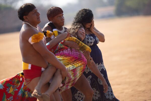 نساء من قبيلة ياوالابيتي (Yawalapiti) يشاركن في رقصة الحداد خلال كواروب (Kuarup)، وهي طقوس جنائزية لتكريم ذكرى Cacique Aritana ، زعيم ياوالابيتي، في حديقة شينغو الوطنية، البرازيل، 11  سبتمبر 2021. - سبوتنيك عربي