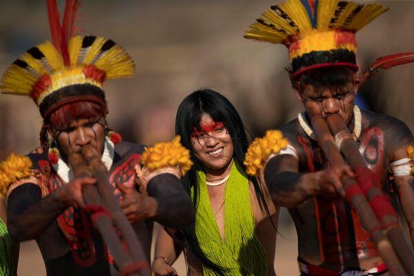 أشخاص من قبيلة ياوالابيتي (Yawalapiti) يشاركن في رقصة الحداد خلال كواروب (Kuarup)، وهي طقوس جنائزية لتكريم ذكرى Cacique Aritana ، زعيم ياوالابيتي، في حديقة شينغو الوطنية، البرازيل، 11  سبتمبر 2021. - سبوتنيك عربي