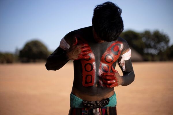 رجل من قبيلة ياوالابيتي (Yawalapiti) يشارك في رقصة الحداد خلال كواروب (Kuarup)، وهي طقوس جنائزية لتكريم ذكرى Cacique Aritana ، زعيم ياوالابيتي، في حديقة شينغو الوطنية، البرازيل، 4 سبتمبر 2021. - سبوتنيك عربي
