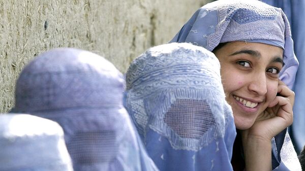 امرأة ترتدي البرقة الزرقاء في مدينة كابول، أفغانستان 21 نوفمبر 2021 - سبوتنيك عربي