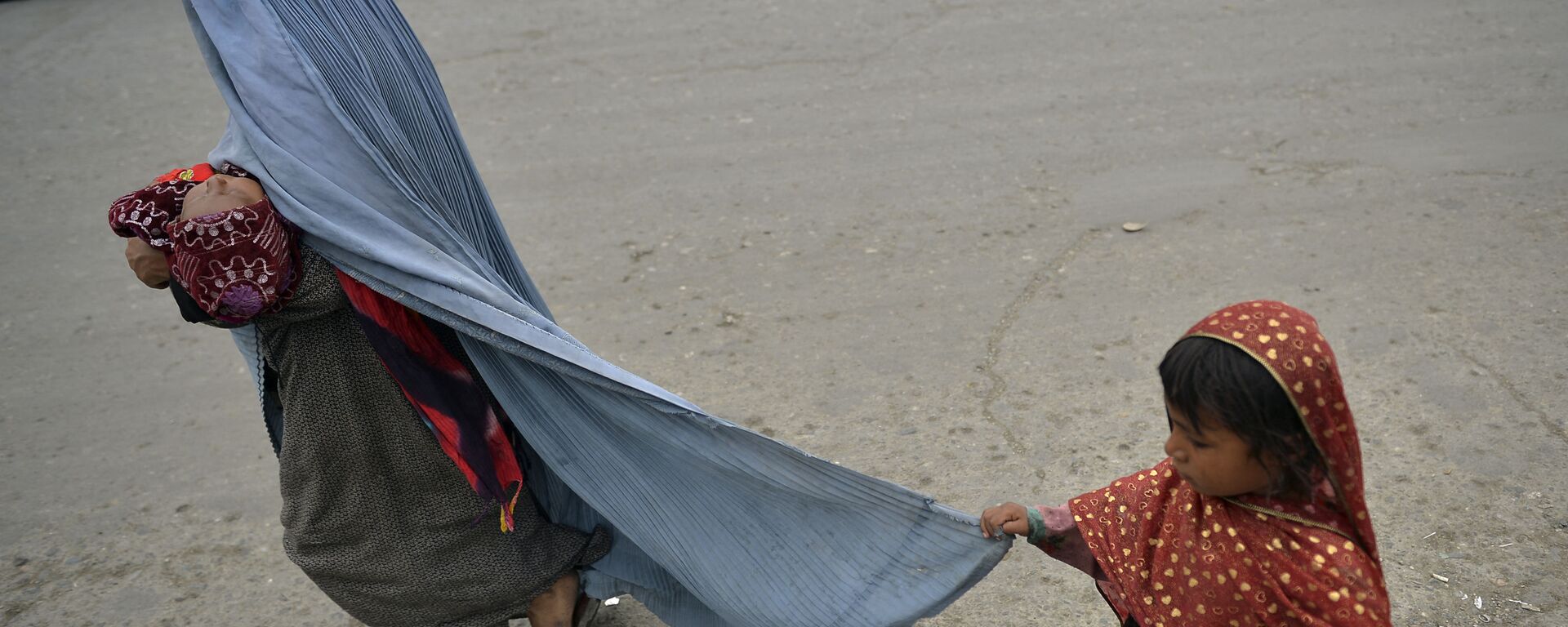 امرأة ترتدي البرقة الزرقاء في مدينة كابول، أفغانستان 31 أغسطس 2021 - سبوتنيك عربي, 1920, 18.08.2022