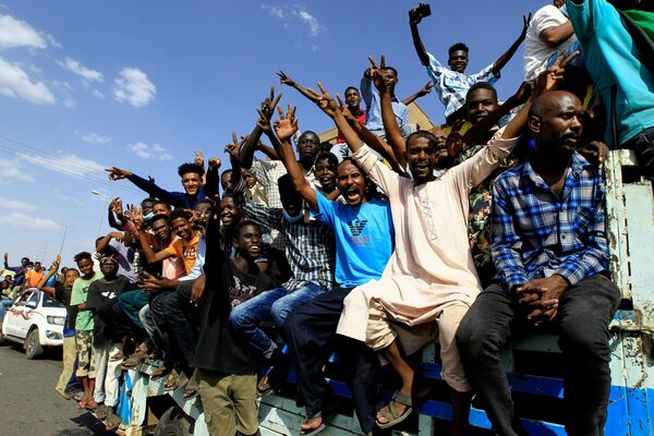 30 أكتوبر/ تشرين الأول 2021 - متظاهرون يحتجون ضد الانقلاب العسكري في خرطوم السودانية. - سبوتنيك عربي
