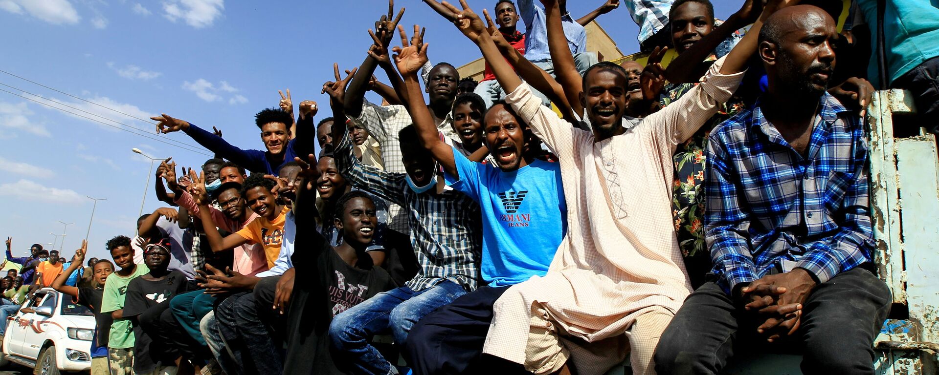 30 أكتوبر/ تشرين الأول 2021 - متظاهرون يحتجون ضد الانقلاب العسكري في خرطوم السودانية. - سبوتنيك عربي, 1920, 24.11.2021