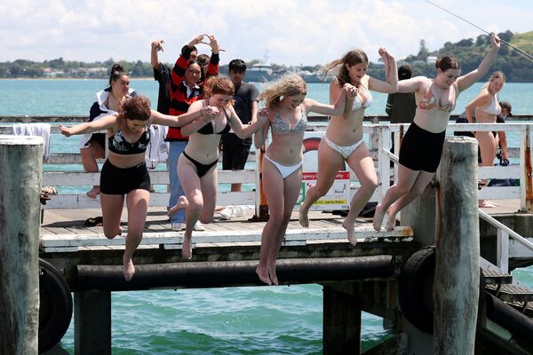 أشخاص يسبحون في ميناء أوراكي وارف بعد تخفيف قيود كورونا (كوفيد-19) في أوكلان ، نيوزيلندا، 10 نوفمبر 2021. - سبوتنيك عربي