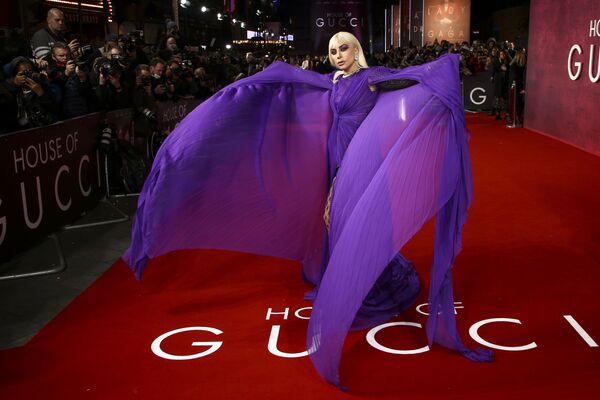 ليدي غاغا تقف أمام المصورين عند وصولها إلى العرض العالمي الأول لفيلم بيت غوتشي (House of Gucci) في لندن، إنجلترا، 9 نوفمبر 2021. - سبوتنيك عربي