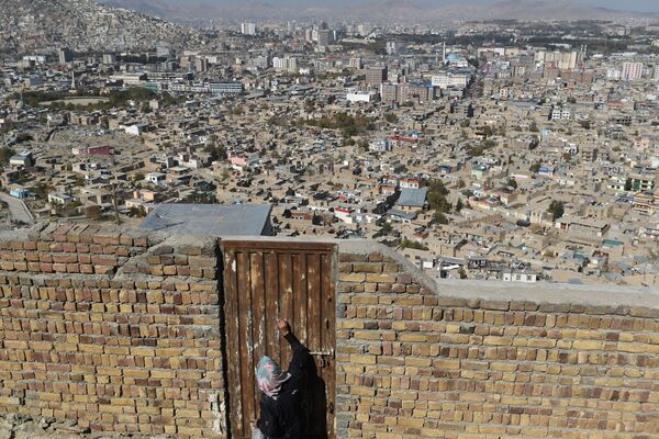 موظفة في القطاع الحي تضع علامة على باب أحد المنازل بعد إعطاءه قطرات لقاح شلل الأطفال، خلال حملة التطعيم في الأحياء القديمة في كابول، أفغانستان 8 نوفمبر 2021. - سبوتنيك عربي