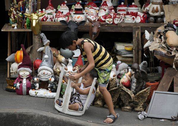 يلعب الأطفال بجانب زينة عيد الميلاد التي تُباع على طول شارع في مانيلا، الفلبين 8 نوفمبر 2021.
يزين العديد من الفلبينيين منازلهم بزينة عيد الميلاد باعتبارها أحد أهم العطلات في هذه الدولة ذات الأغلبية الرومانية الكاثوليكية، وتخفف الحكومة القيود أيضًا للمساعدة في الحد من انتشار كوفيد 19.
 - سبوتنيك عربي
