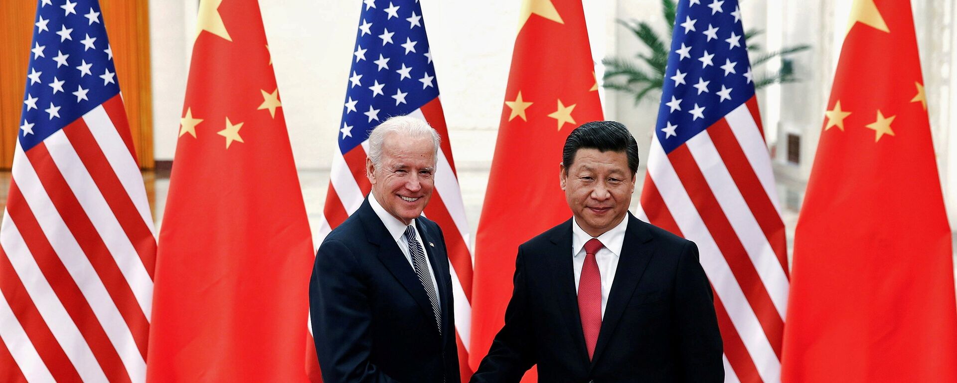 الرئيس الصيني، شي جين بينغ، والرئيس الأمريكي، جو بايدن، في عام 2013 - سبوتنيك عربي, 1920, 18.03.2022