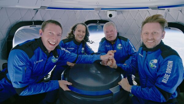 من اليسار: غلين دي فريس مع الممثل وليان شاتنر خلال مهمة نيو شييرد إن إس-18 إلى الفضاء التابعة لشركة بلو أوريجين، 13 أكتوبر/ تشرين الأول 2021 - سبوتنيك عربي