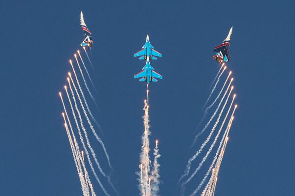 فرقة الاستعراض الجوي الفرسان الروس، خلال معرض دبي للطيران 2021 في دبي، الإمارات، 14 نوفمبر 2021. - سبوتنيك عربي