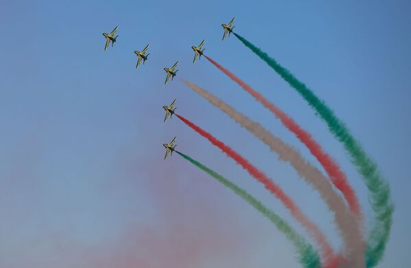 فرقة الاستعراض الجوي الصقور السعودية، خلال معرض دبي للطيران 2021 في دبي، الإمارات، 14 نوفمبر 2021. - سبوتنيك عربي