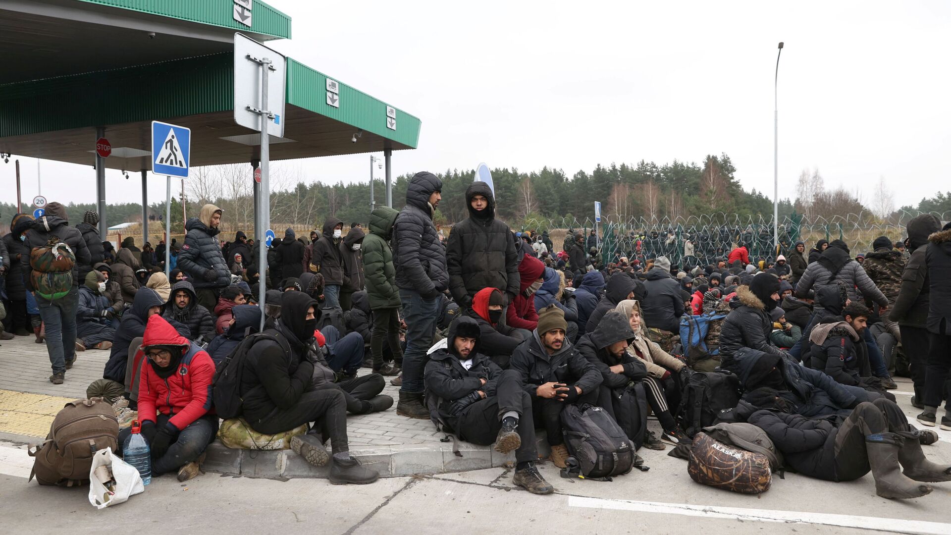 وضع المهاجرين العالقين في مخيم للاجئين في كوزنيكا، على الحدود بين بيلاروسيا و بولندا 15 نوفمبر 2021 - سبوتنيك عربي, 1920, 03.12.2021