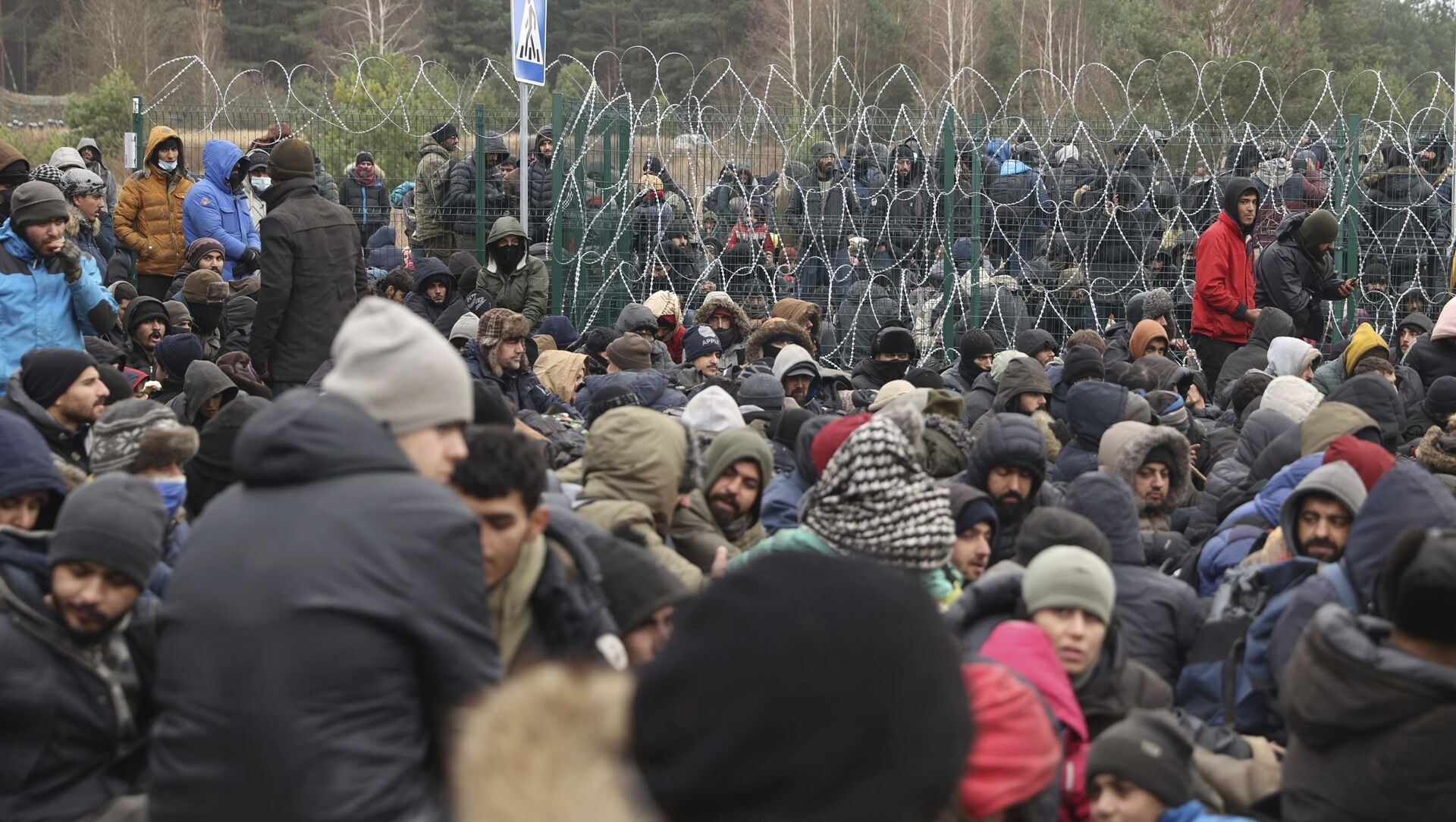 وضع المهاجرين العالقين في مخيم للاجئين في كوزنيكا، على الحدود بين بيلاروسيا و بولندا 15 نوفمبر 2021 - سبوتنيك عربي, 1920, 17.11.2021