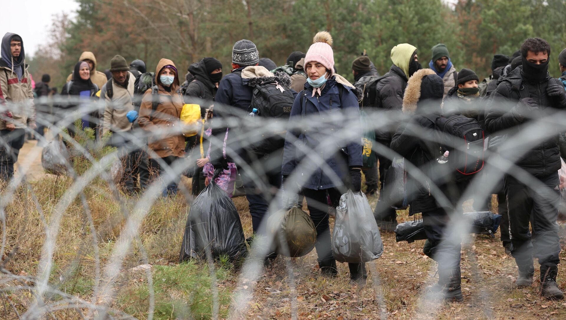 وضع المهاجرين العالقين في مخيم للاجئين في كوزنيكا، على الحدود بين بيلاروسيا و بولندا 15 نوفمبر 2021 - سبوتنيك عربي, 1920, 16.11.2021