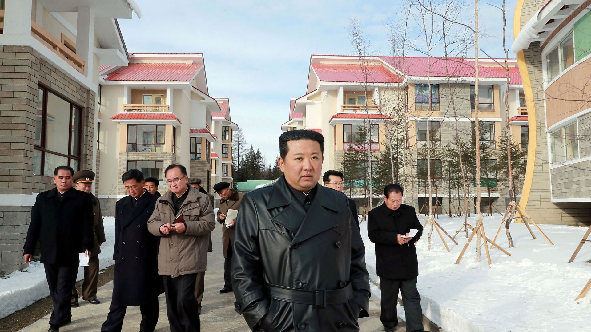 عيم كوريا الشمالية كيم جونغ-أون يزور مدينة سامجييون الشمالية الغربية، بالقرب من الحدود مع الصين - سبوتنيك عربي, 1920, 26.11.2021