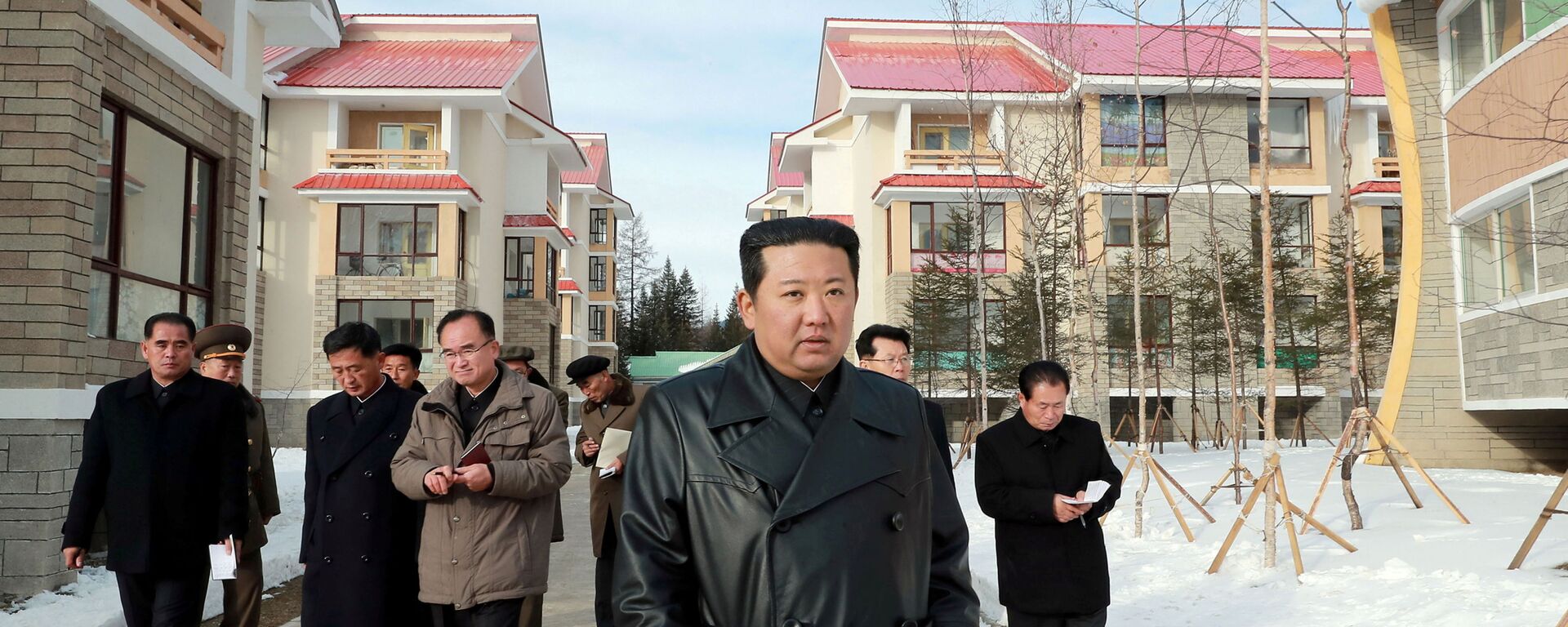 عيم كوريا الشمالية كيم جونغ-أون يزور مدينة سامجييون الشمالية الغربية، بالقرب من الحدود مع الصين - سبوتنيك عربي, 1920, 26.11.2021