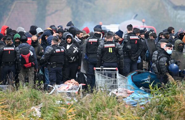 قوات الشرطة الفرنسية تحاصر المخيم المؤقت للمهاجرين في غراند سينث، شمال فرنسا، 16 نوفمبر 2021 - سبوتنيك عربي