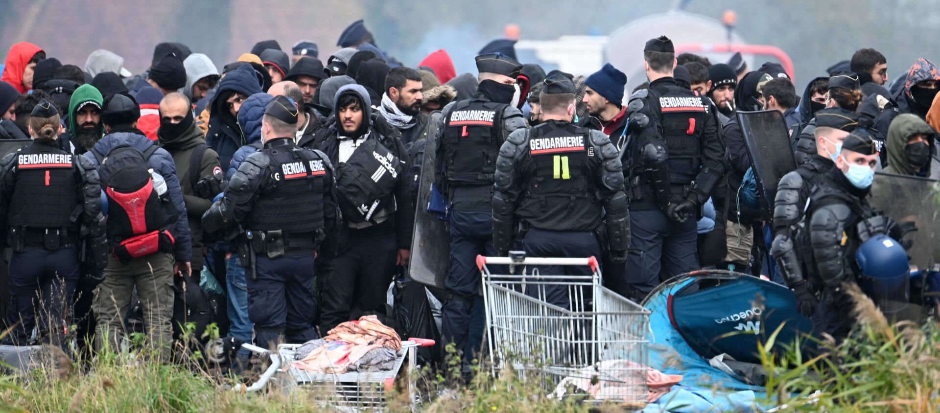 قوات الشرطة الفرنسية تحاصر المخيم المؤقت للمهاجرين في غراند سينث، شمال فرنسا، 16 نوفمبر 2021 - سبوتنيك عربي, 1920, 17.11.2021