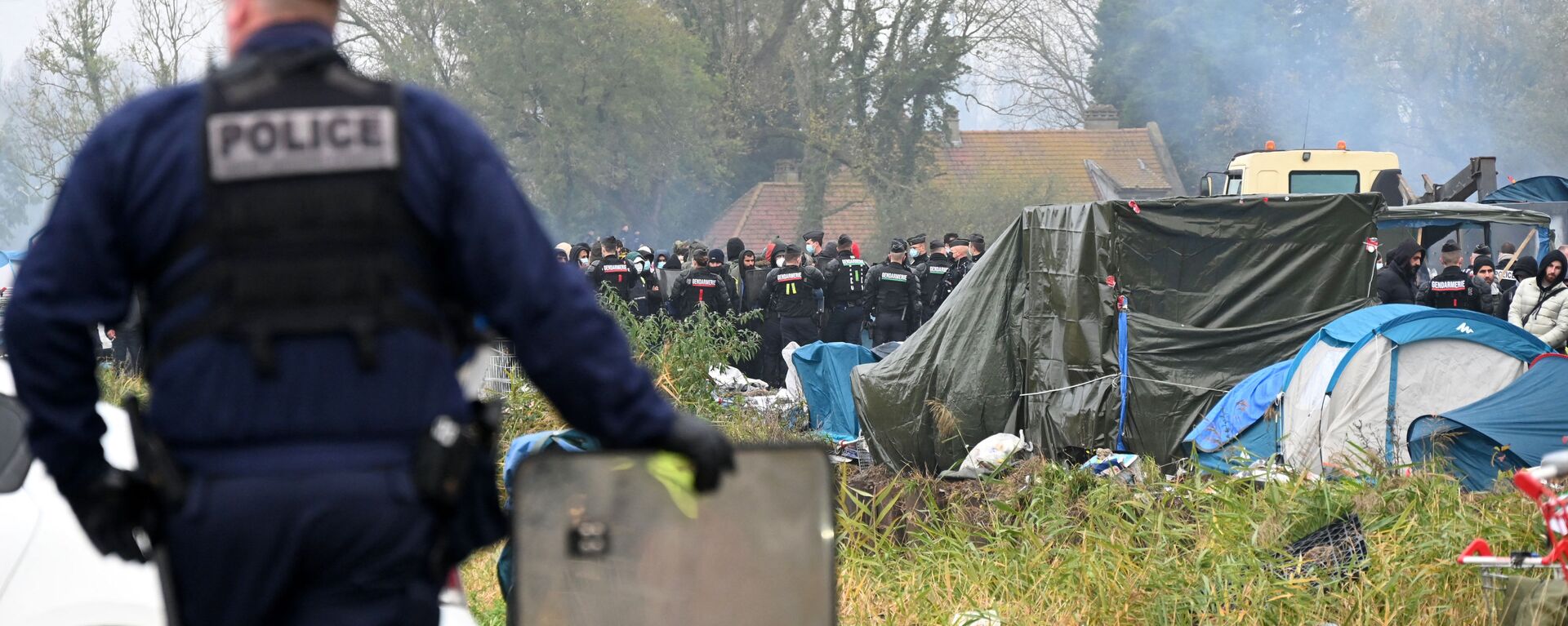 قوات الشرطة الفرنسية تراقب المخيم المؤقت للمهاجرين في غراند سينث، شمال فرنسا، 16 نوفمبر 2021 - سبوتنيك عربي, 1920, 17.06.2022