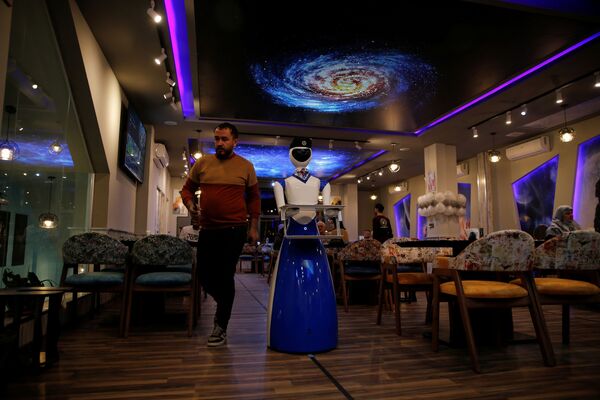 مطعم عراقي يستخدم رجال آليين لخدمة زواره، الموصل، العراق 16 نوفمبر 2021 - سبوتنيك عربي