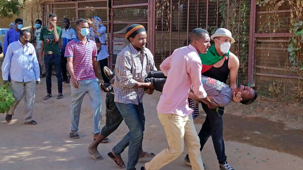 مشاركون في مظاهرات السودان في 17 نوفمبر  يسعفون مصابا - سبوتنيك عربي