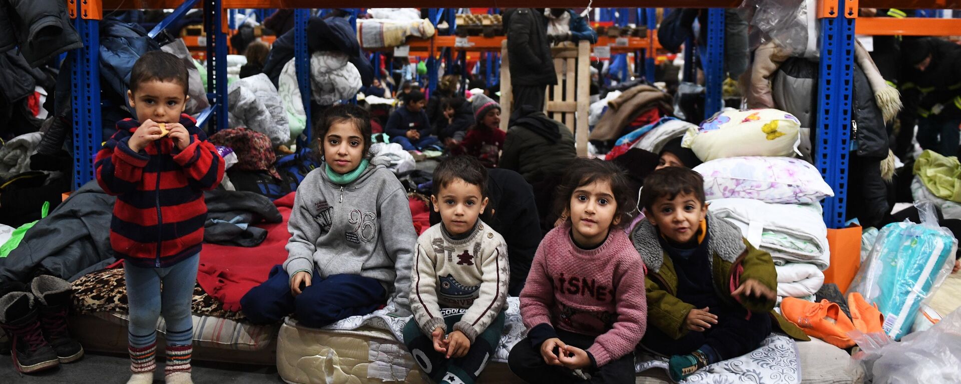 إيواء لاجئين من الشرق الأوسط في مركز مؤقت للمهاجرين في منطقة حاجز بروزجي على الحدود البيلاروسية البولندية، 18 نوفمبر 2021 - سبوتنيك عربي, 1920, 21.11.2021