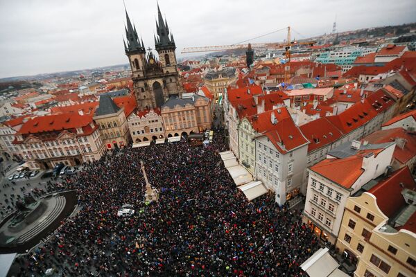متظاهرون يحتجون على قيود كورونا (كوفيد-19) خلال إحياء الذكرى 32 للثورة المخملية 1989 في براغ، جمهورية التشيك، 17 نوفمبر 2021. - سبوتنيك عربي