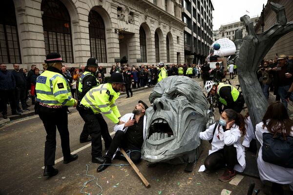 نشطاء تمرد ضد الانقراض يحتجون على مسار عرض خلال عرض اللورد مايور في لندن، بريطانيا، 13 نوفمبر 2021. - سبوتنيك عربي