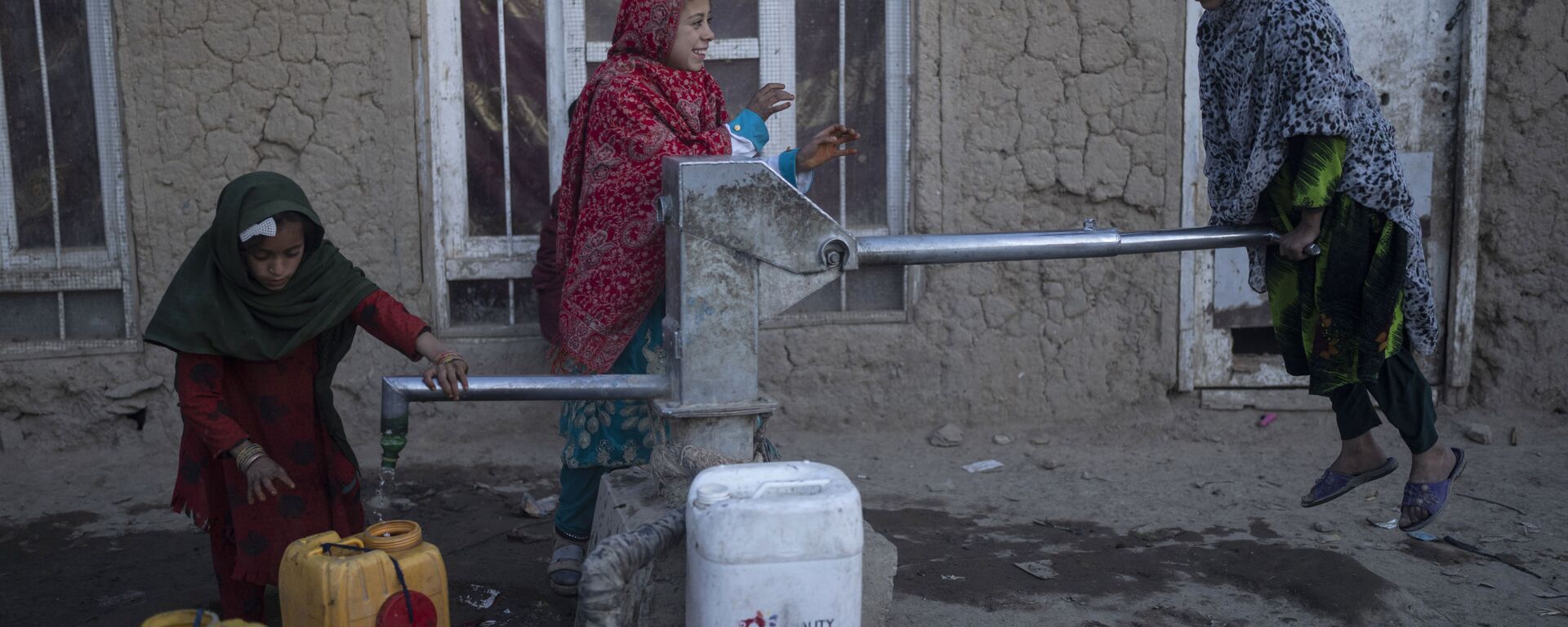فتيات يملأن حاويات بالمياه باستخدام مضخة يدوية في مخيم للنازحين في كابول، أفغانستان، 15 نوفمبر 2021. - سبوتنيك عربي, 1920, 11.01.2022