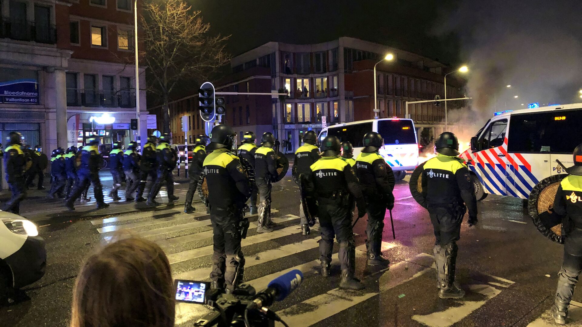 الشرطة الهولندية تصد محتجين ضد القيود الوبائية 20 نوفمبر 2021 - سبوتنيك عربي, 1920, 22.11.2021