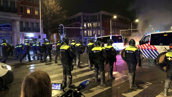 الشرطة الهولندية تصد محتجين ضد القيود الوبائية 20 نوفمبر 2021 - سبوتنيك عربي