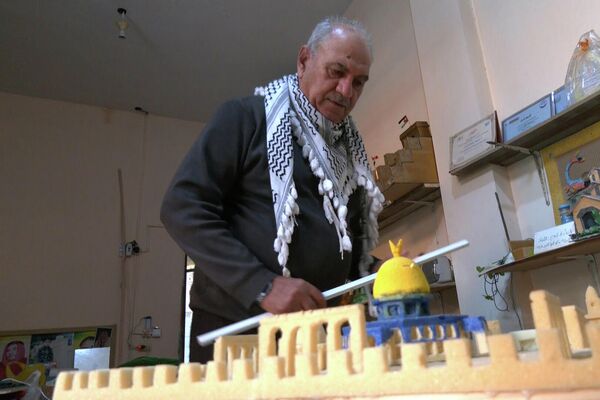 الفلسطيني أبو رمزي، يصنع من النفايات مجسمات تعبر عن واقع قطاع غزة، فلسطين 23 نوفمبر 2021 - سبوتنيك عربي
