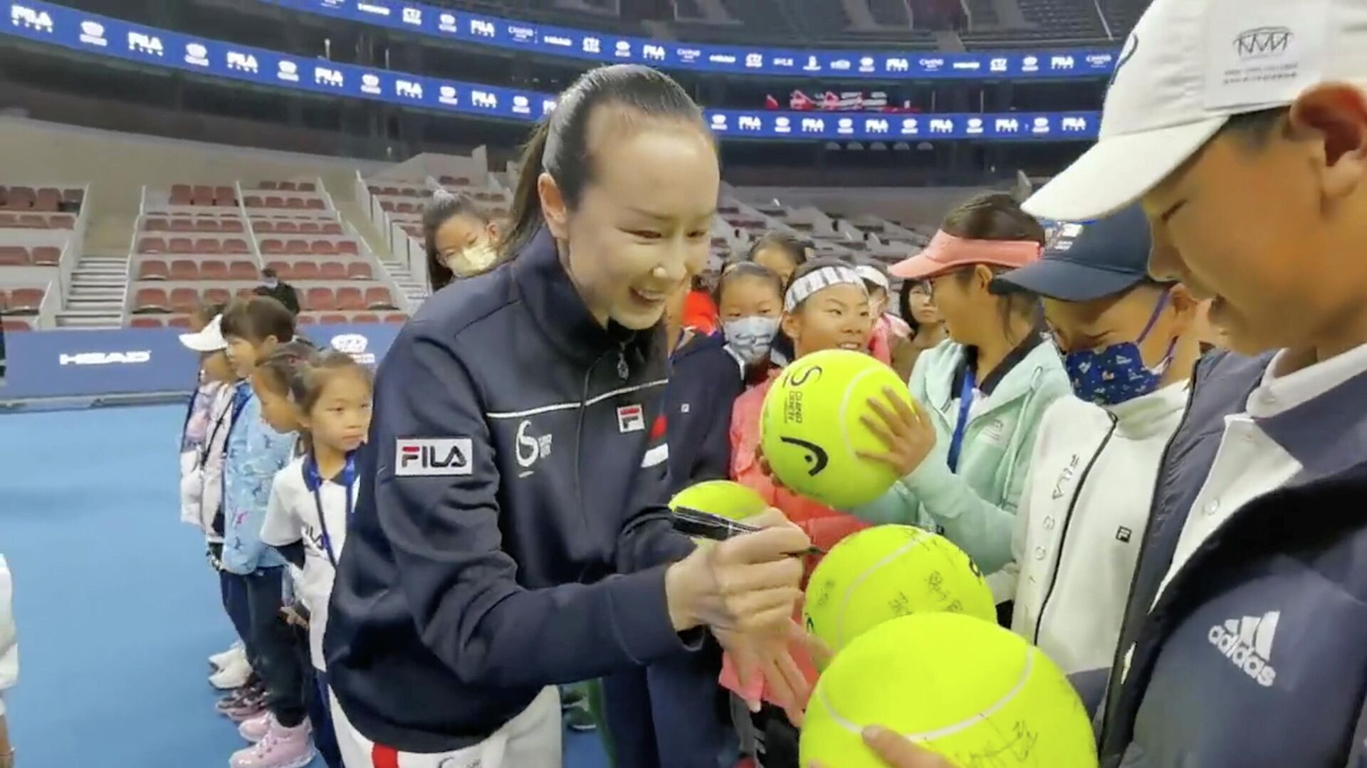 لاعبة التنس الصينية، بينغ شواي، توقع كرات تنس كبيرة الحجم في حفل افتتاح نهائي فيلا كيدز تنس جونيور في بكين، في أول ظهور لها بعد حادث اختفائها، 21 نوفمبر/ تشرين الثاني 2021 - سبوتنيك عربي, 1920, 23.11.2021