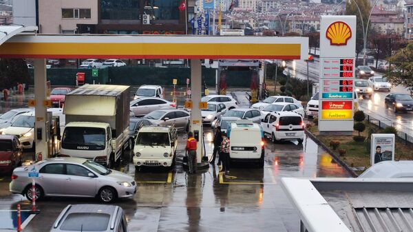 بعد أنباء ارتفاع أسعار البنزين وغاز السيارات والديزل ، تشكلت طوابير في محطات الوقود في تركيا - سبوتنيك عربي