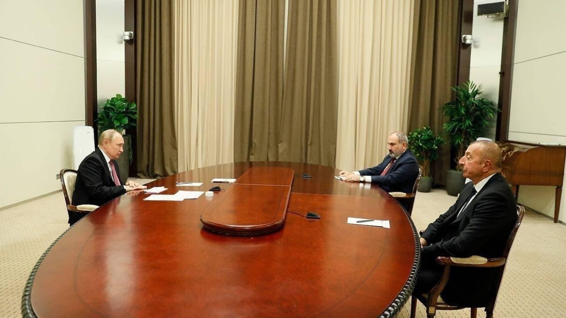 لقاء ثلاثي بين الرئيس الروسي فلاديمير بوتين والرئيس الأذربيجاني إلهام علييف ورئيس الوزراء الأرميني نيكول باشينيان في سوتشي الروسية - سبوتنيك عربي, 1920, 26.11.2021