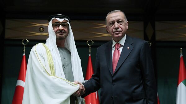 الرئيس التركي، رجب طيب أردوغان، يصافح ولي عهد أبو ظبي، الشيخ محمد بن زايد، في أنقرة، 24 نوفمبر/ تشرين الثاني 2021 - سبوتنيك عربي